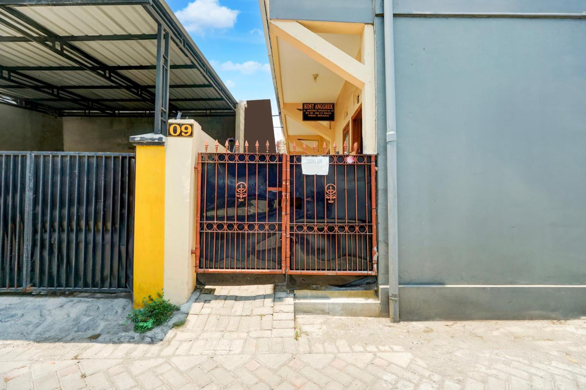 Oyo Life 93300 Puri Anggrek Syariah - Wage Hotel 2*